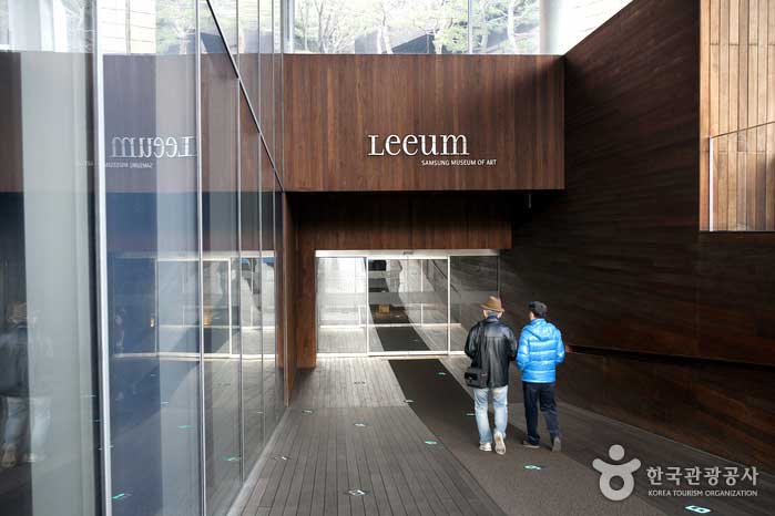 The entrance to the Leeum Museum is also artistic - Jongno-gu, Seoul, Korea (https://codecorea.github.io)