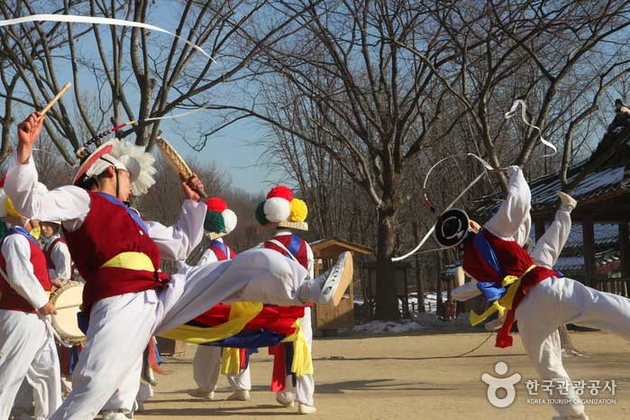 Nongak spielen - Yongin-si, Gyeonggi-do, Korea (https://codecorea.github.io)