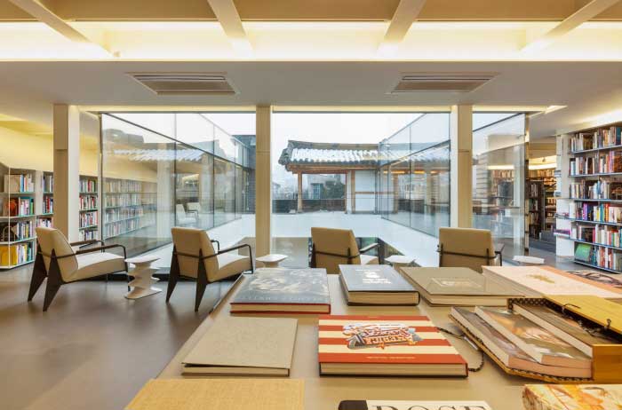 Une bibliothèque qui utilise la beauté architecturale de Hanok (Photo fournie par la Hyundai Card Design Library) - Seongnam-si, Gyeonggi-do, Corée (https://codecorea.github.io)