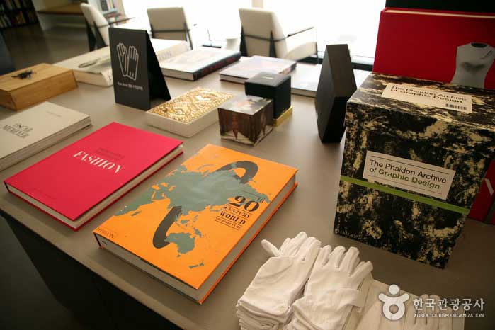 Los libros raros deben usarse con guantes. - Seongnam-si, Gyeonggi-do, Corea (https://codecorea.github.io)