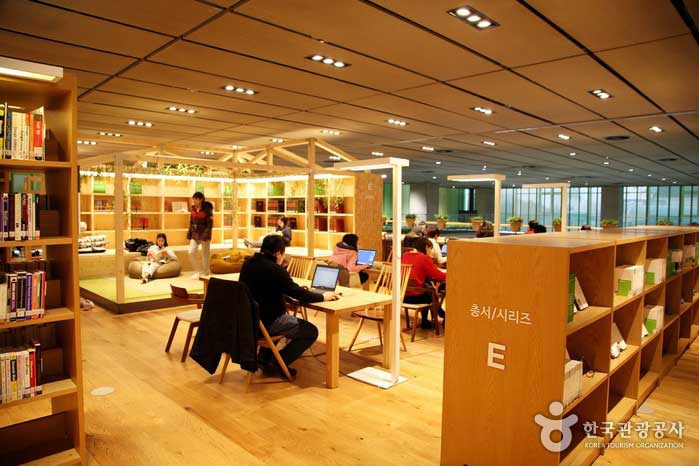 Уголок энциклопедии на втором этаже и пользователи - Соннам-си, Кёнгидо, Корея (https://codecorea.github.io)