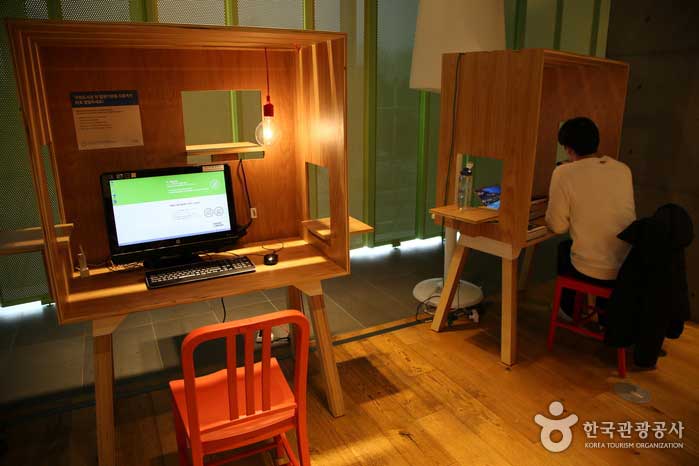 Même les bureaux et les chaises sont sensuels. - Seongnam-si, Gyeonggi-do, Corée (https://codecorea.github.io)