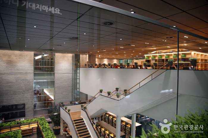 Hay muchas macetas verdes alrededor de la biblioteca, por lo que es fresca. - Seongnam-si, Gyeonggi-do, Corea (https://codecorea.github.io)