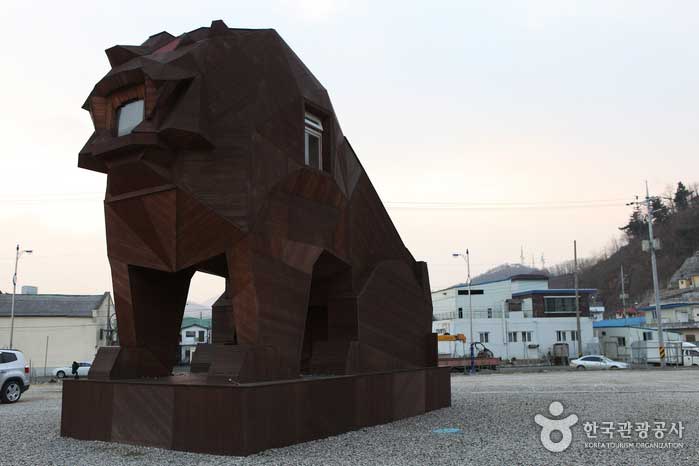 Samcheok Isabu Square, ubicada en la base del puerto de Samcheok - Samcheok-si, Gangwon-do, Corea (https://codecorea.github.io)