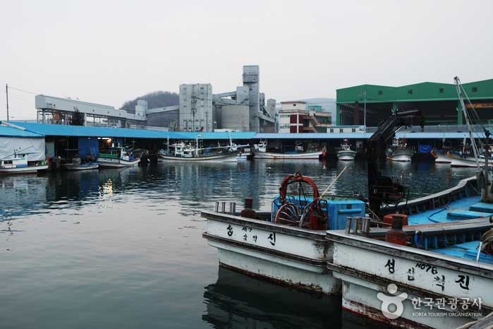 Paysage du port de Samcheok, connu comme la ville natale de Gomchi - Samcheok-si, Gangwon-do, Corée (https://codecorea.github.io)