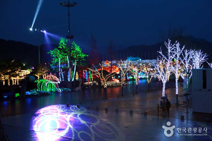 Место проведения мероприятия освещено разноцветными огнями к вечеру - Goseong-gun, Кённам, Корея (https://codecorea.github.io)