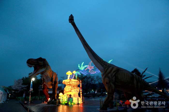 Evento nocturno de la Gyeongnam Goseong World Dinosaur Expo 2016 - Goseong-gun, Gyeongnam, Corea (https://codecorea.github.io)