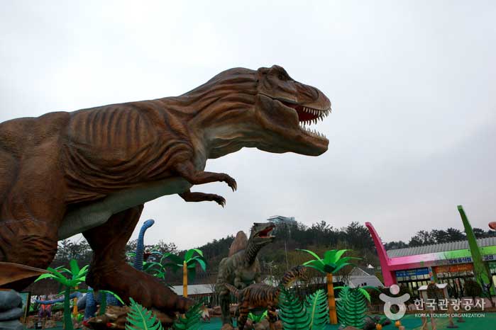 Tyrannosaurus-Modell bedeutet Tyranneneidechse - Goseong-Pistole, Gyeongnam, Korea (https://codecorea.github.io)