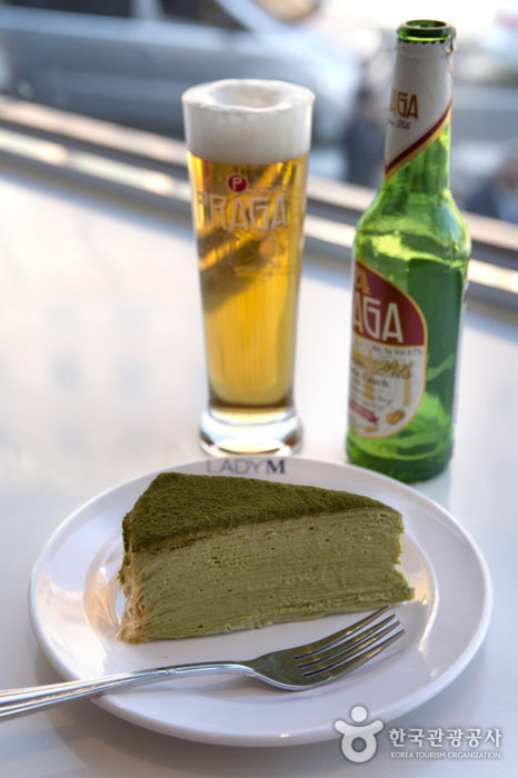 Gâteau crêpe au thé vert par Lady M - Yongsan-gu, Séoul, Corée (https://codecorea.github.io)