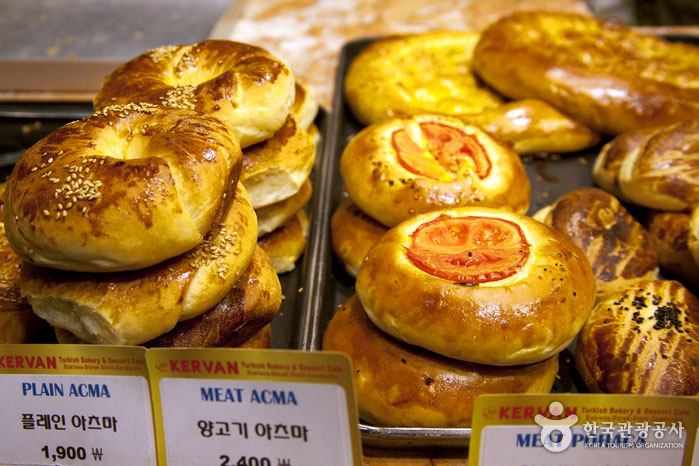 Türkisches Brot, das von Türken gegessen wird - Yongsan-gu, Seoul, Korea (https://codecorea.github.io)