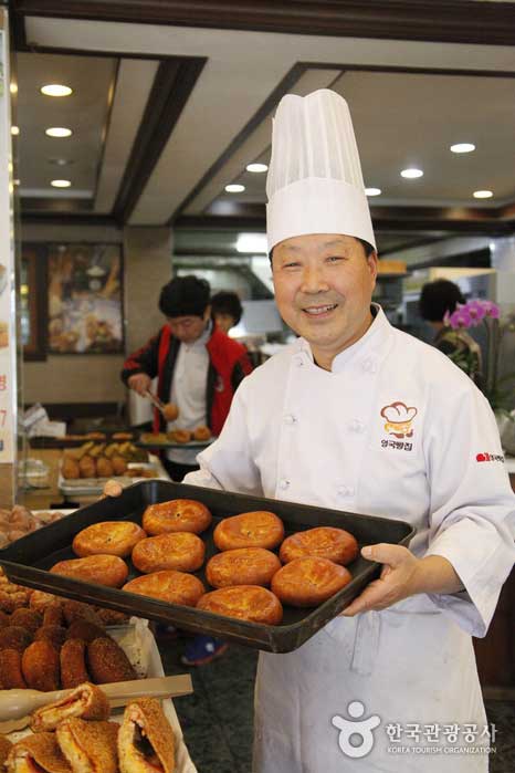 Propietarios de panaderos británicos que hacen su propio pan - Gunsan-si, Jeollabuk-do, Corea (https://codecorea.github.io)