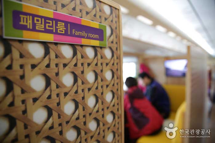 Los asientos en varios temas mejoran el sabor del viaje. - Danyang-gun, Chungbuk, Corea (https://codecorea.github.io)