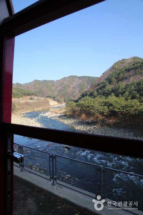 Die Täler von Baekdu-daegan, die vom Canyon-Zug aus gesehen werden können - Danyang-gun, Chungbuk, Korea (https://codecorea.github.io)
