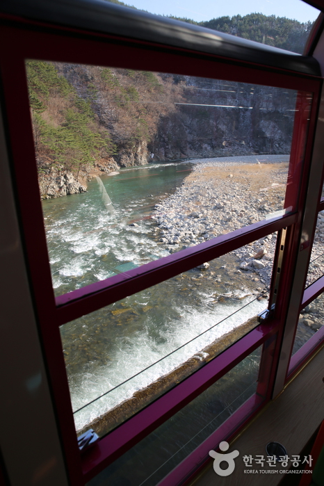 Долины Baekdu-daegan, которые можно увидеть из поезда каньона - Danyang-gun, Чунгбук, Корея (https://codecorea.github.io)