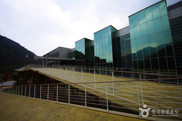 Палеозойский музей естественной истории Taebaek, рядом с Guseongso - Taebaek-si, Канвондо, Корея (https://codecorea.github.io)