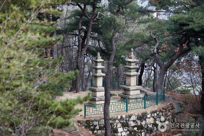 Pagode à trois étages Est et Ouest côte à côte - Okcheon-gun, Chungbuk, Corée (https://codecorea.github.io)