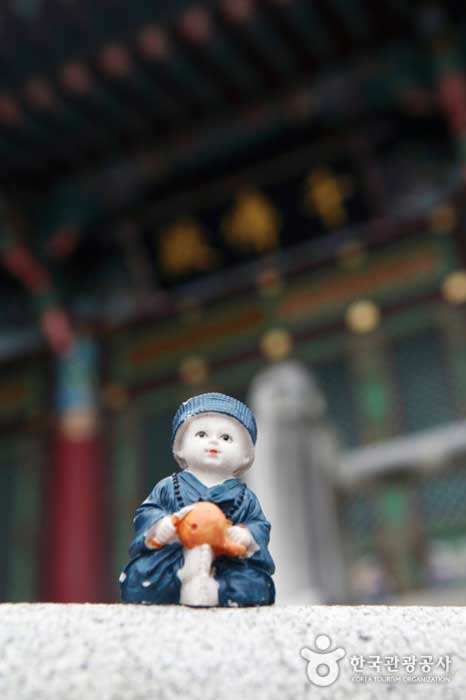 Una muñeca de Buda en una barandilla de la escalera - Okcheon-gun, Chungbuk, Corea (https://codecorea.github.io)