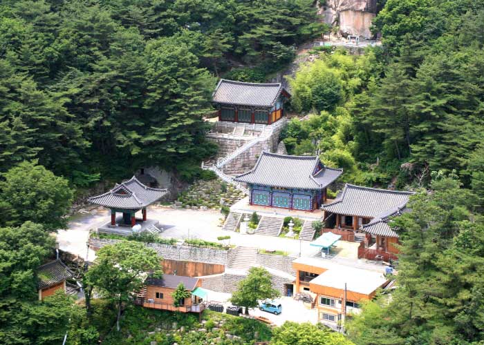 Temple Yongamsa <Photo gracieuseté du bureau du comté d'Okcheon> - Okcheon-gun, Chungbuk, Corée (https://codecorea.github.io)