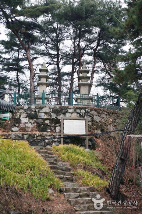 Pagoda de tres pisos del este y del oeste de pie al lado del otro - Okcheon-gun, Chungbuk, Corea (https://codecorea.github.io)