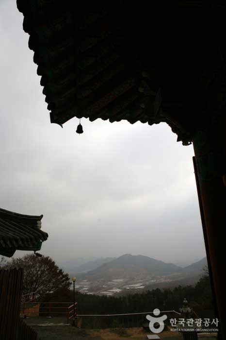Okcheon, vu sous les combles de Daeungjeon avant le lever du soleil - Okcheon-gun, Chungbuk, Corée (https://codecorea.github.io)