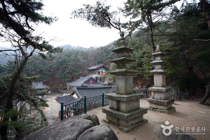 Pagoda de piedra Ssangsaeri y esculturas del templo de lava - Okcheon-gun, Chungbuk, Corea (https://codecorea.github.io)