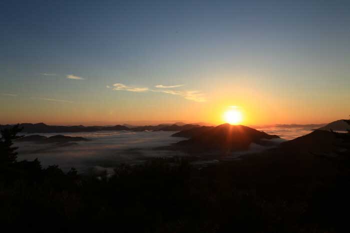 Sonnenaufgang und Wolkenmeerpanorama, Okcheon Lavatempel - Okcheon-Pistole, Chungbuk, Korea