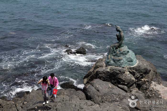 Mermaid statue - Haeundae-gu, Busan, South Korea (https://codecorea.github.io)