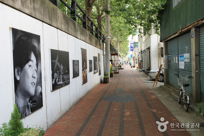 Kim Gwangseok-gil llena de murales relacionados con Gwangseok Kim - Daegu, Corea (https://codecorea.github.io)