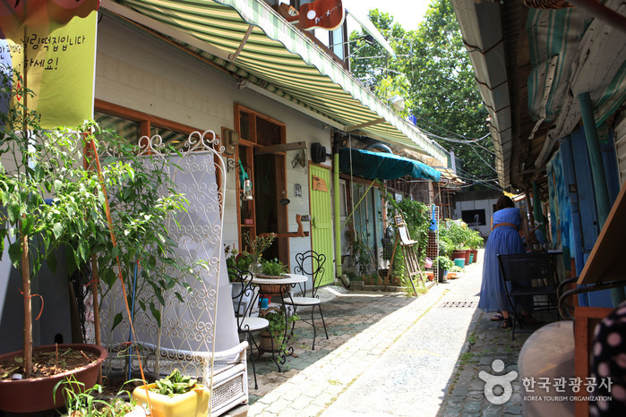 Bangcheon Market Alley Scenery - Daegu, Korea (https://codecorea.github.io)