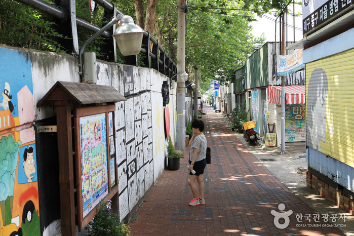 Kim Gwangseok-Gil gefüllt mit Wandgemälden im Zusammenhang mit Gwangseok Kim - Daegu, Korea (https://codecorea.github.io)