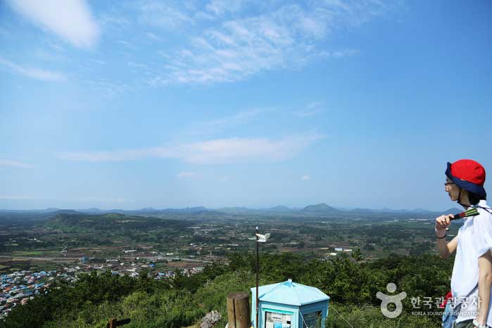 Окружающие пейзажи видны с вершины пика Джимини - Чеджу, Чеджу, Корея (https://codecorea.github.io)