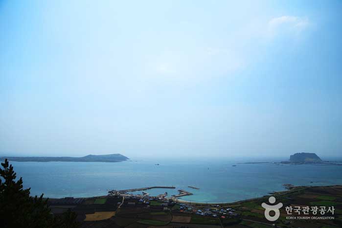 Udo and Seongsan Ilchulbong faced as if floating on the sea - Jeju City, Jeju, Korea (https://codecorea.github.io)