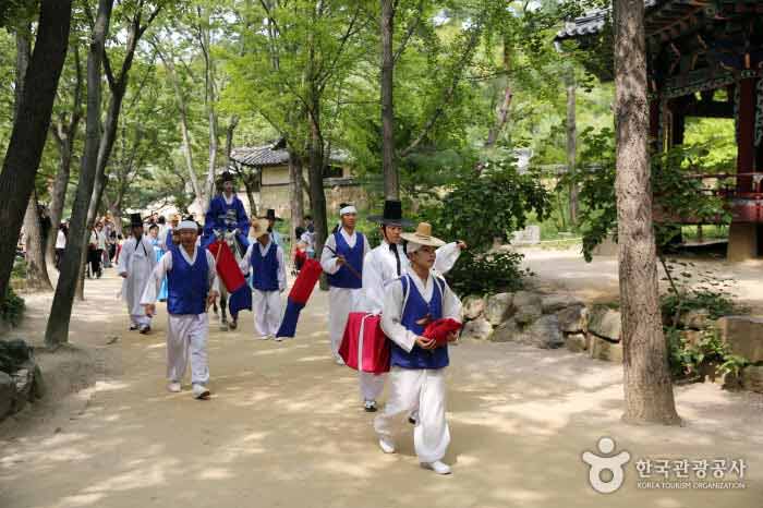 Reproduktion der traditionellen Hochzeit - Yongin-si, Gyeonggi-do, Korea (https://codecorea.github.io)