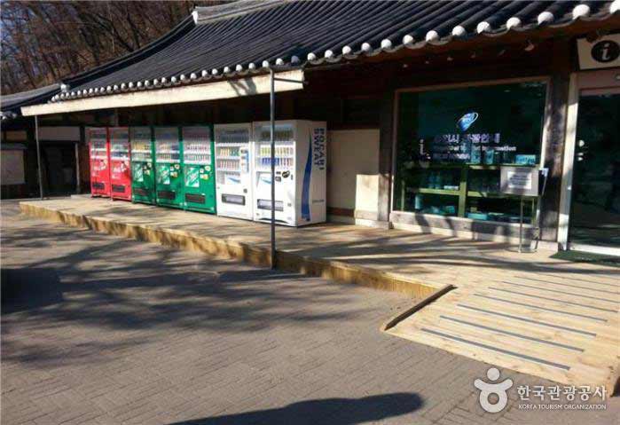 Máquina expendedora de bebidas con rampa - Yongin-si, Gyeonggi-do, Corea (https://codecorea.github.io)