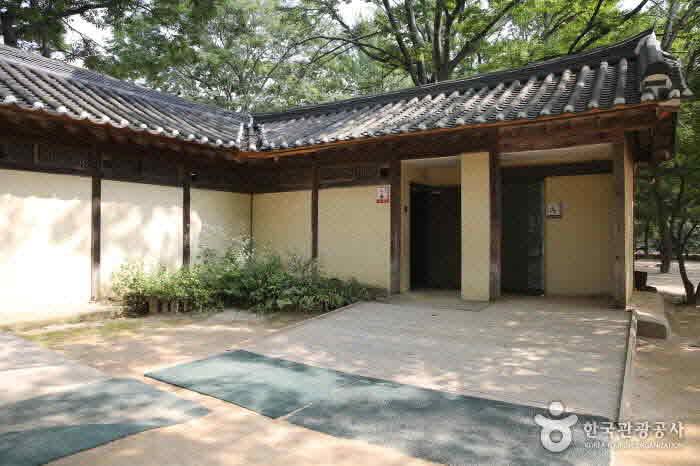 Улучшенные туалеты для инвалидов (мужские и женские) снаружи - Йонгин-си, Кёнгидо, Корея (https://codecorea.github.io)