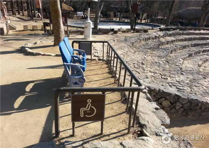 Siège réservé pour regarder en fauteuil roulant installé dans un théâtre extérieur - Yongin-si, Gyeonggi-do, Corée (https://codecorea.github.io)