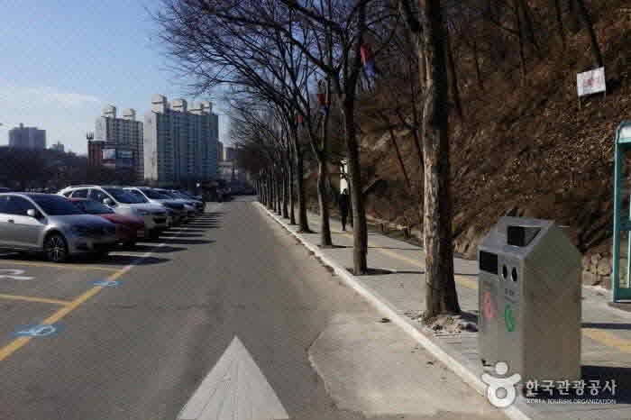 Bloc braille pour les malvoyants installé jusqu'à l'entrée - Yongin-si, Gyeonggi-do, Corée (https://codecorea.github.io)