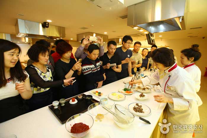 韓国のフードセンターで料理のレッスンを受ける中国人観光客 - 韓国ソウル中区 (https://codecorea.github.io)