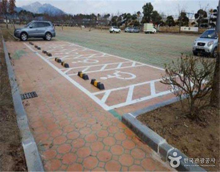 考慮到確保輪椅空間，改進了殘疾人專用停車場 - 韓國全羅南道國城郡 (https://codecorea.github.io)