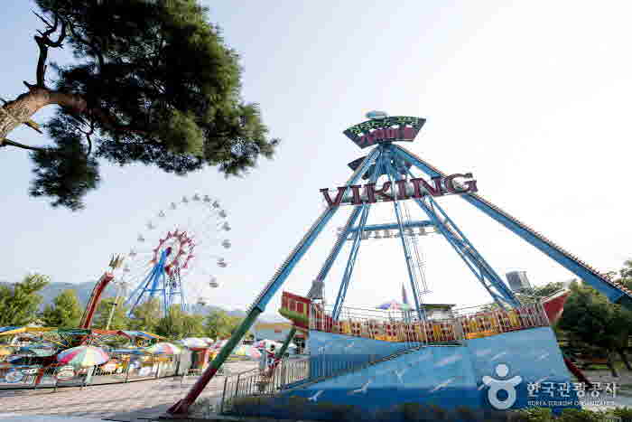 Dreamland Viking and Ferris Wheel - Gokseong-gun, Jeollanam-do, Korea (https://codecorea.github.io)