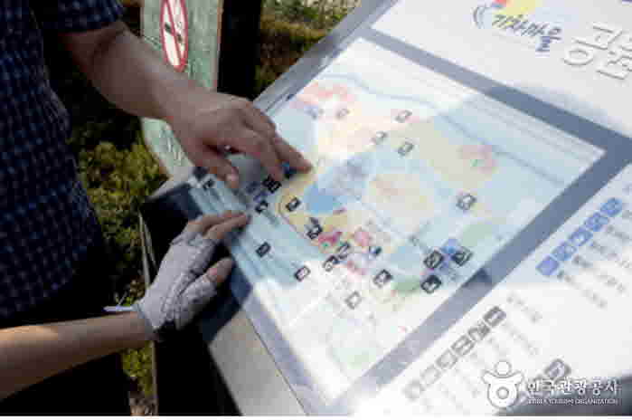 Tableau d'information tactile avec marquage en braille - Gokseong-gun, Jeollanam-do, Corée (https://codecorea.github.io)
