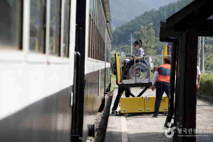 Dampflokomotive in der Gokseongseong Station mit installiertem Aufzug - Gokseong-gun, Jeollanam-do, Korea (https://codecorea.github.io)