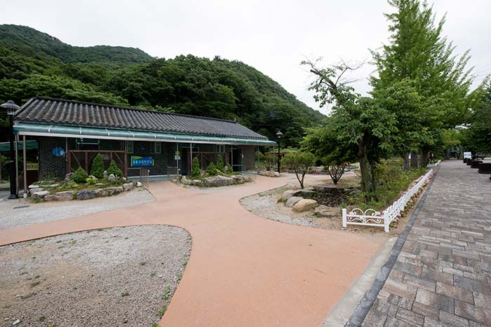 Aseo frente al centro de información turística de Seounsan - Gochang-gun, Jeollabuk-do, Corea (https://codecorea.github.io)