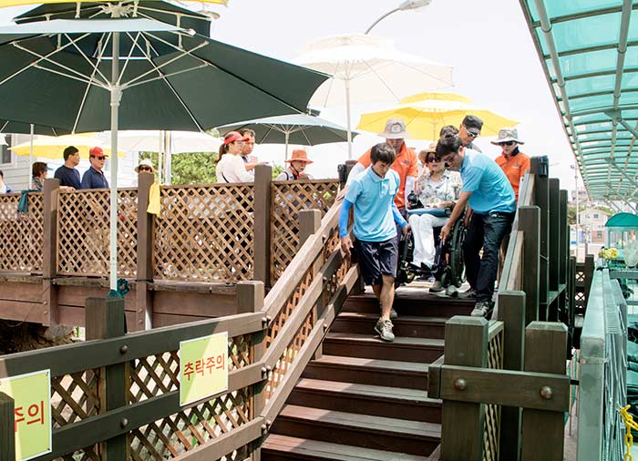 Escaliers pas des obstacles dus à une opération de service humain - Boryeong, Chungnam, Corée (https://codecorea.github.io)