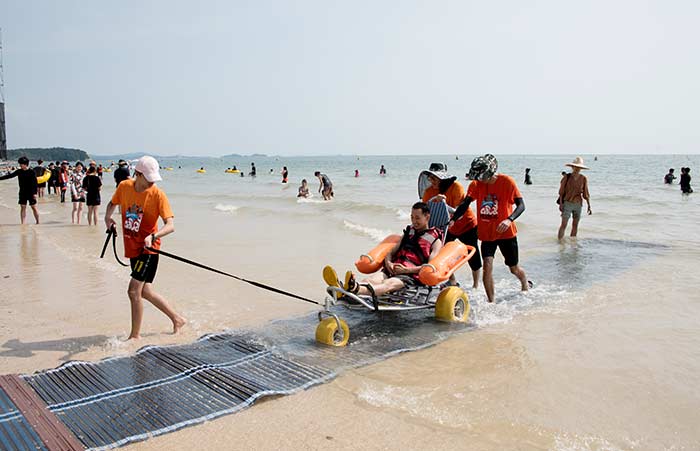 Sea bathing experience with safety personnel - Boryeong, Chungnam, Korea (https://codecorea.github.io)