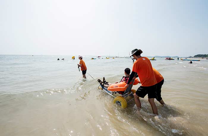 大川海灘，您可以在水下輪椅上游泳 - 韓國忠清北道保寧 (https://codecorea.github.io)