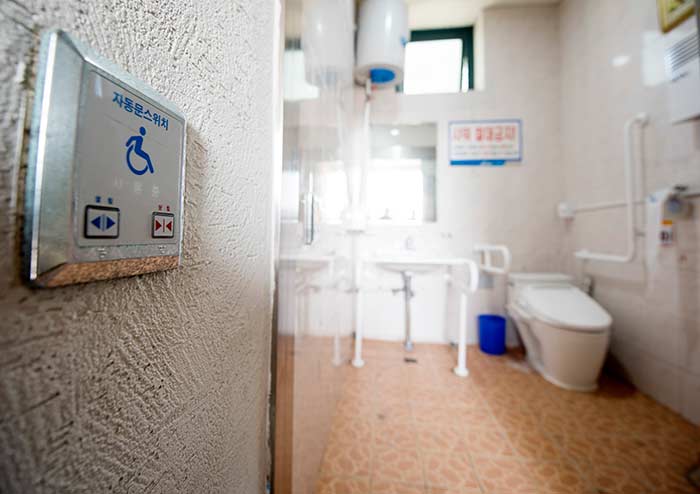 Installation de portes automatiques pour toilettes handicapés - Boryeong, Chungnam, Corée (https://codecorea.github.io)