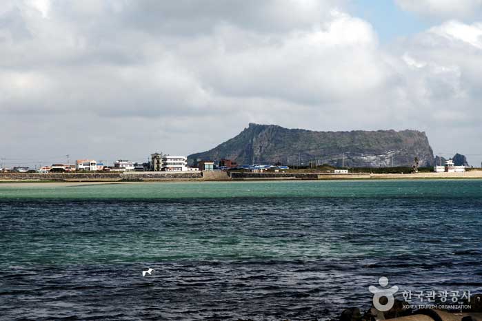 Пляж Shinyangseopjikoji с пиком Seongsan Ilchulbong - Чеджу, Чеджу, Корея (https://codecorea.github.io)