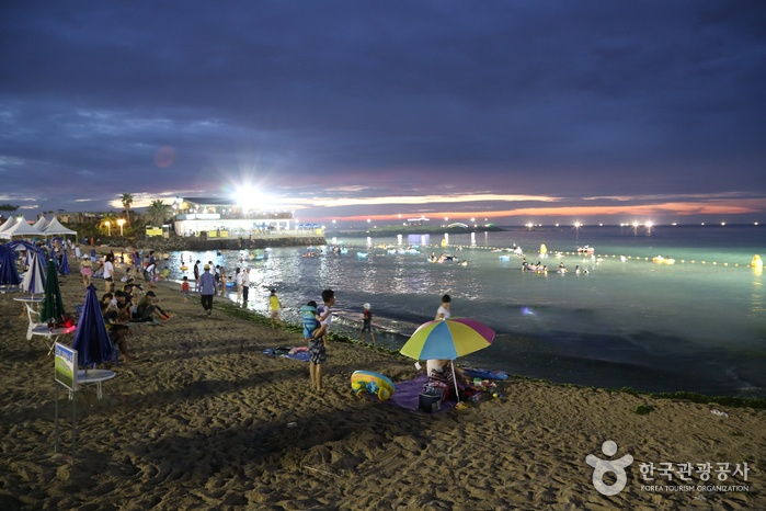 Hamdeok Seowoobong Beach открыт ночью - Чеджу, Чеджу, Корея (https://codecorea.github.io)