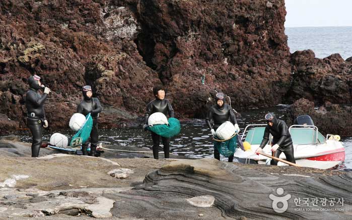 城山日出峰の海辺では海女素材の演奏も行われます。 - 西帰浦、済州、韓国 (https://codecorea.github.io)